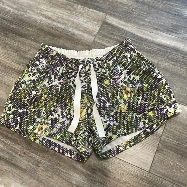 Lululemon Spring Breakaway Short Floral White Multi size 8 - Image 2