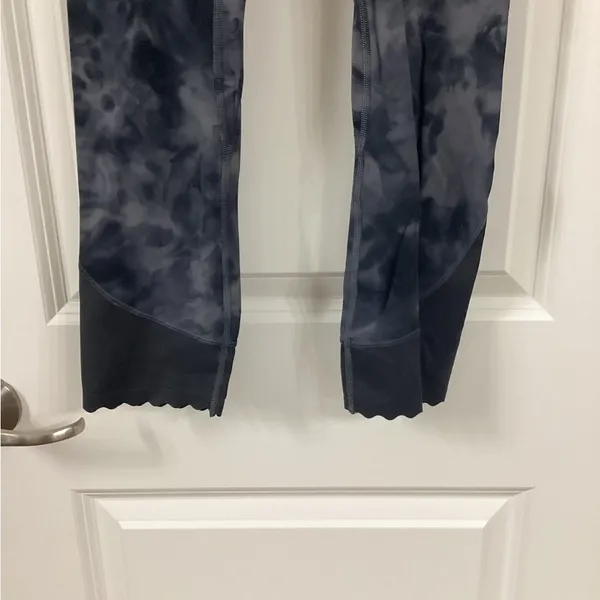 Lululemon Athletica Black Tie-Dye Scalloped Leggings - Image 2