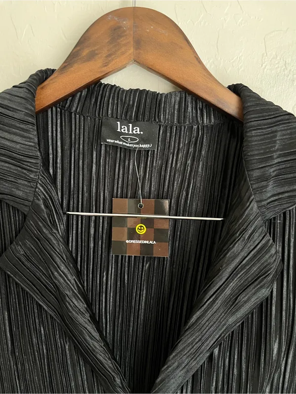 Dressed in LALA Plisse Button Down Crop Shirt Black Size Large NEW NWT - Image 3