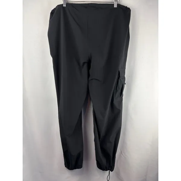 Women’s Alo Medium Black Cargo Parachute Pants - Image 4