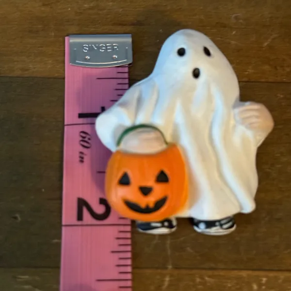 Vintage Halloween trick or treater ghost brooch - Image 4