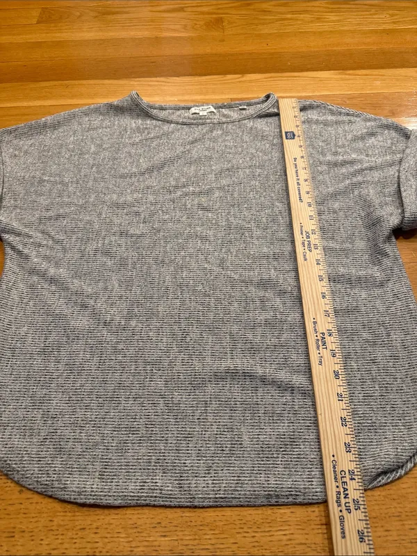 Max studio short sleeve sweater size large. - Image 4