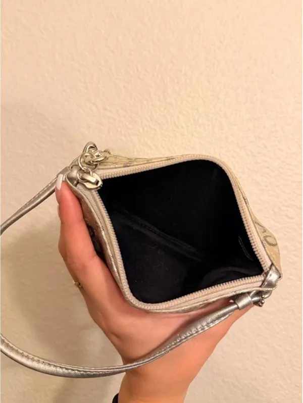Vintage Sparkly Silver/Gray and White Coach Wristlet - Image 4