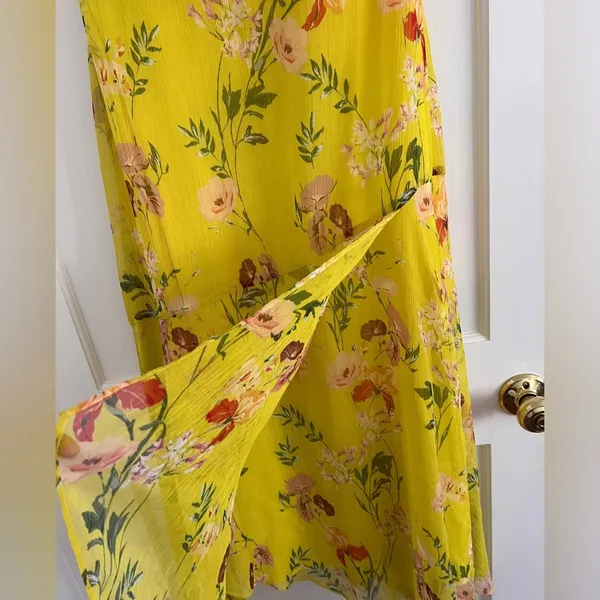 Harlyn Floral Printed V Neck Dress - Image 10