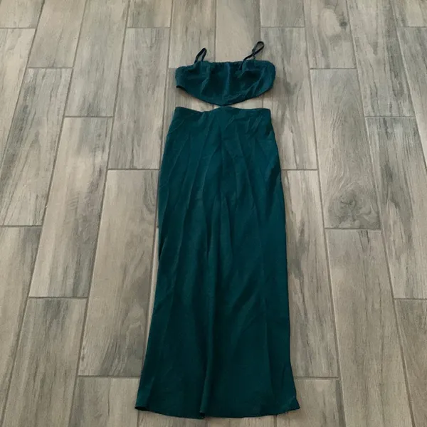 Beginning boutique forgiveness cut out satin dress in emerald - Image 2