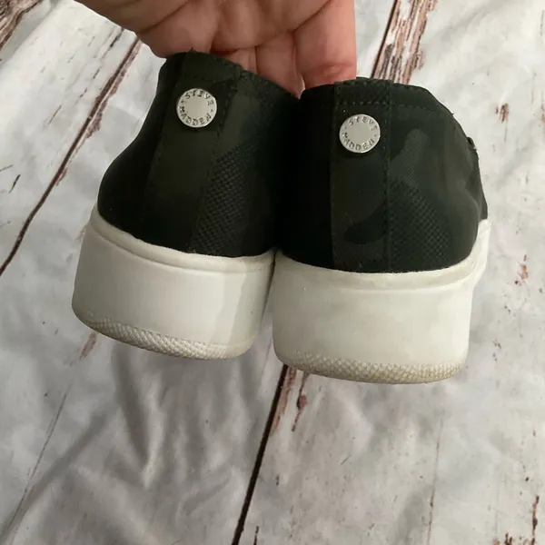 STEVE MADDEN CAMO SLIP ON‎ SNEAKERS - Image 3