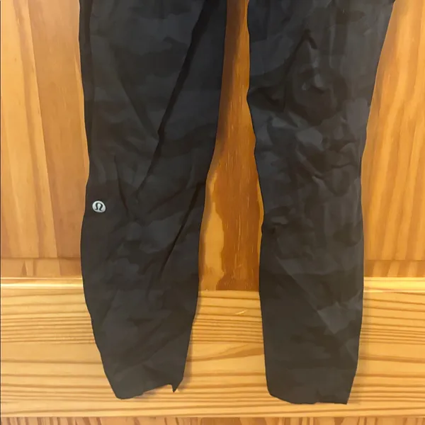Lululemon Size 6 Base Pace High-Rise Navy Blue Camouflage Leggings. - Image 6