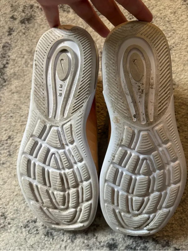 Nike Air Max Axis Women's Running Shoes - Image 8