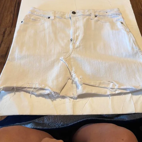 Abercrombie and Fitch‎ White denim Skirt Women's Size 8 - Image 2