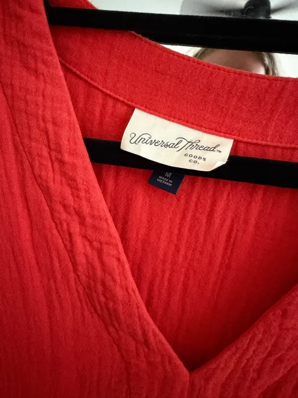 Universal Threads Red V-Neck Short Sleeve Women’s Top - Image 3