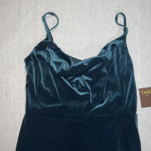 Taylor | NWT Dark Emerald Stretch Velvet Maxi Dress | Size 6 - Image 3