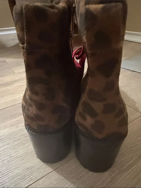 Vince Camuto Brown Leopard Lace-Up Boots with Red Laces - Image 4