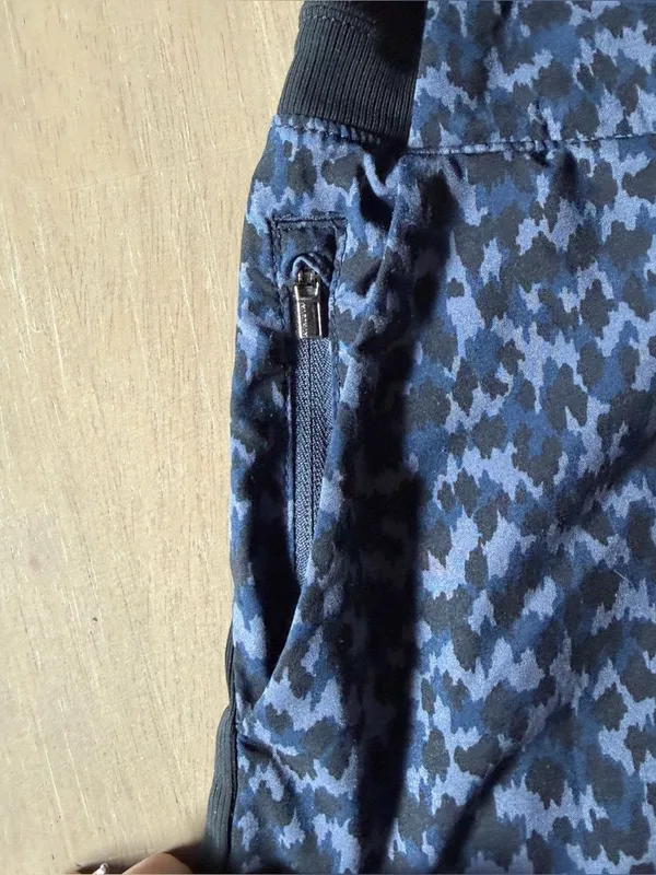 Athleta Brooklyn Printed Shorts Size 10 Allure Navy Leopard Blue Black 4” Travel - Image 4