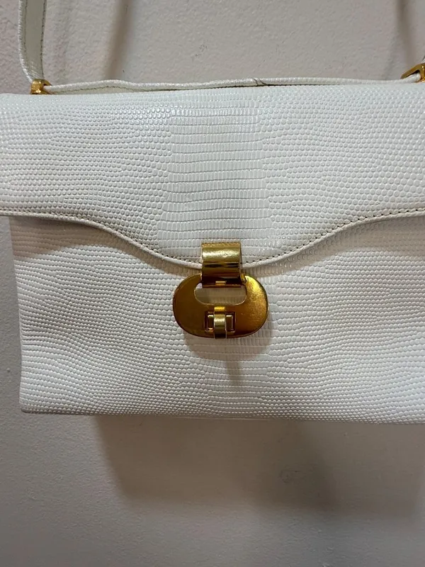 Chic de Paris Structured Textured Gold Toned Hardware Vintage Shoulder Bag - Image 14