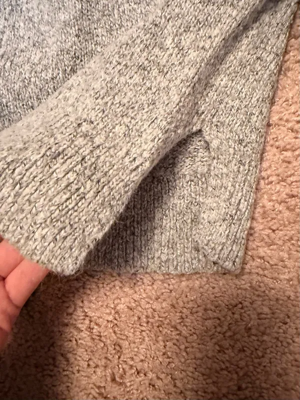 Hollister Gray V-Neck Sweater - Image 5