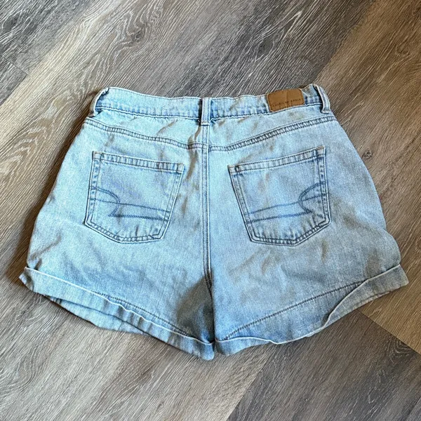 American Eagle Light Wash Pleated Cuffed Mom Shorts Size 4 - Image 5