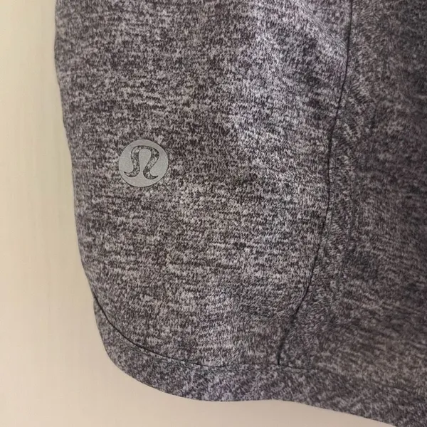 ✨Lululemon Tracker Sz 6 Short V *4"✨ - Image 10
