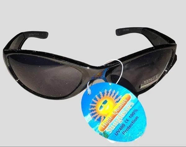 NWT! UV protection black frame dark tint sunglasses - Image 5
