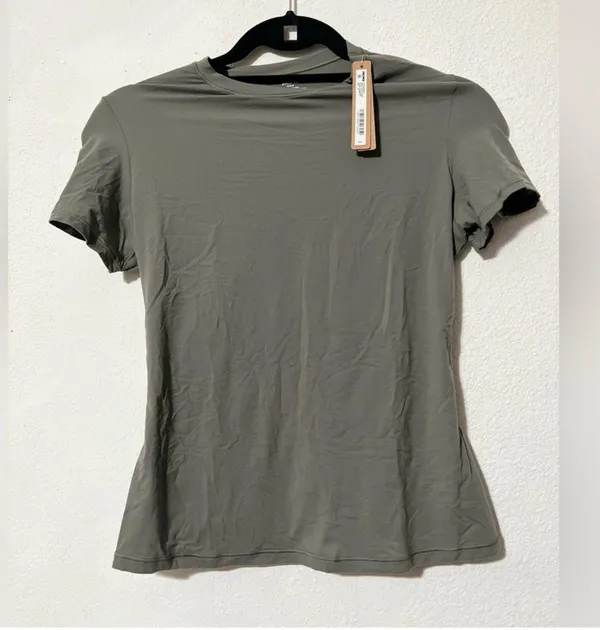 Fits Everybody Tee in Gunmetal - Image 2
