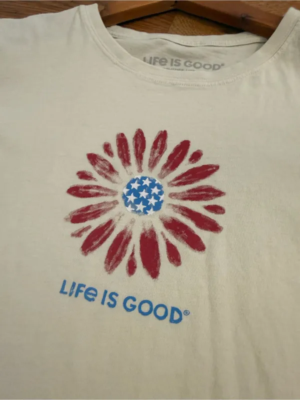 Life is Good Women's Americana Daisy Short Sleeve Tee Size Medium - Image 7