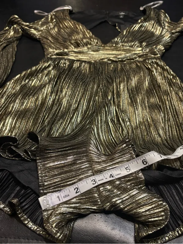 Lulu's Metallic Gold Plisse Long Sleeve Backless Romper size Small NWT - Image 16