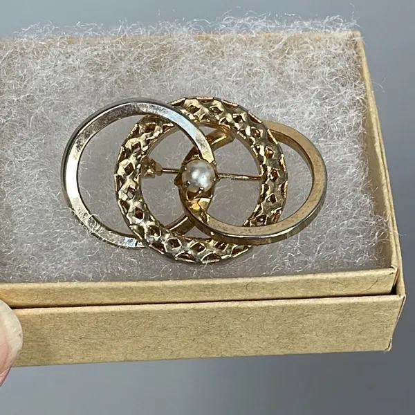Vintage gold tone triple ring faux pearl brooch - Image 3
