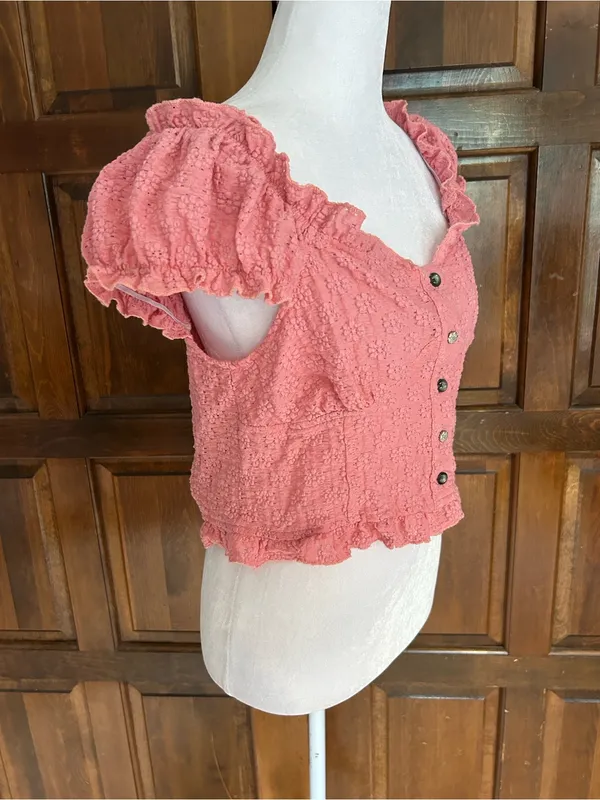 POL In Fair Verona Button Up Crop Top Pink‎ Eyelet Ruffle Cap Sleeve Small - Image 4