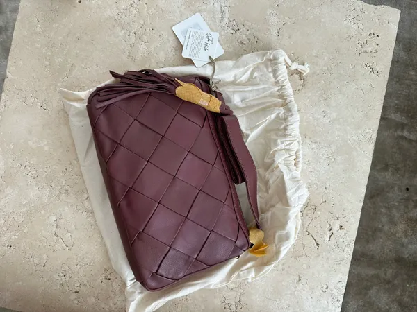 HOBO kole shoulder bag soft leather berry - Image 5