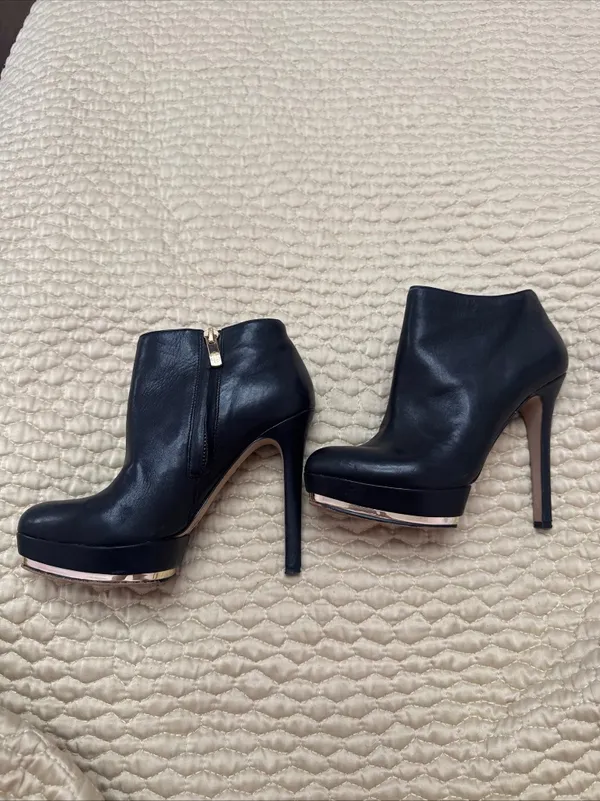 Vince Camuto 6B/36 Dira Black Leather Platform Stiletto Ankle Booties Gold Trim - Image 5