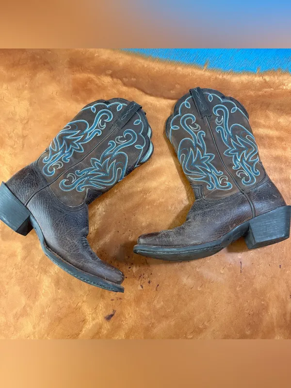 Ariat Legend Brown Leather Western Heeled Boots Turquoise Stitching size 6 - Image 4