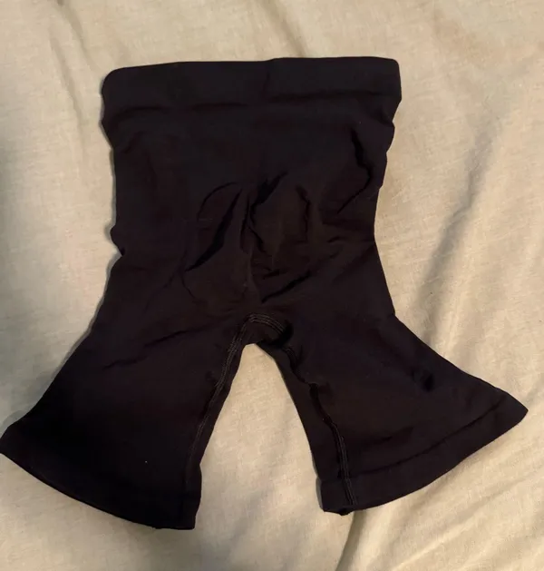 SKIMS Shapewear Shorts S/M - Image 5
