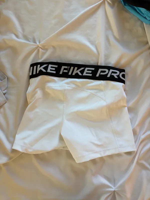 White Nike Pro - Image 2