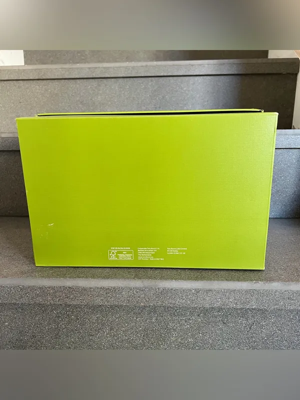 Tory Burch Signature Green Shoebox & Matching Dust Bag Set - Image 5