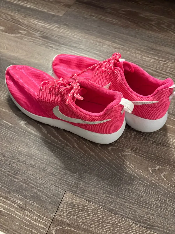 NWOT Nike Roshe One (GS) Hyper Pink/White sneakers. Size 8.5 (youth 7) - Image 3