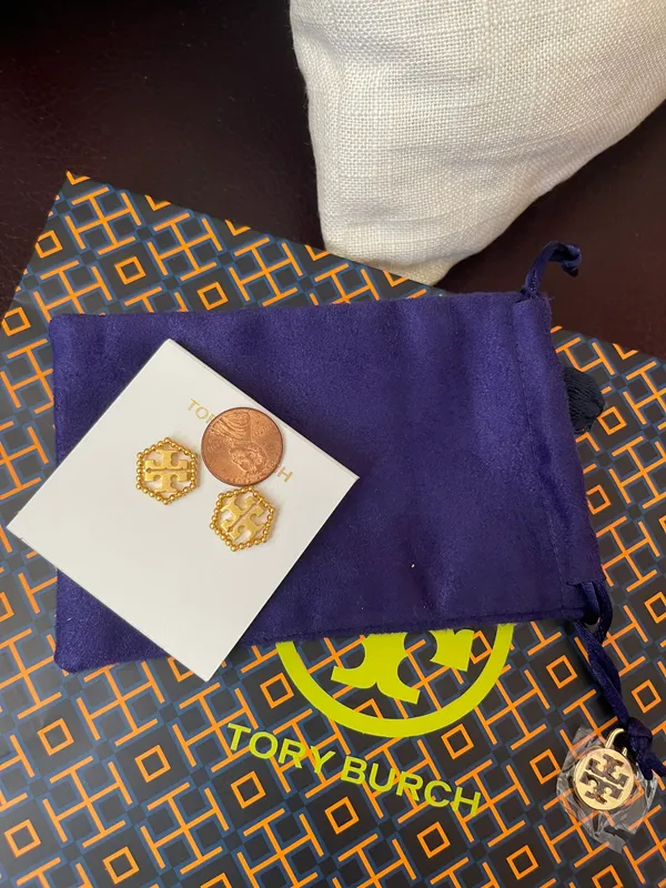 Tory Burch MILGRAIN LOGO HEX Gold tone PLATED STUD EARRINGS NWT in dust bag - Image 5