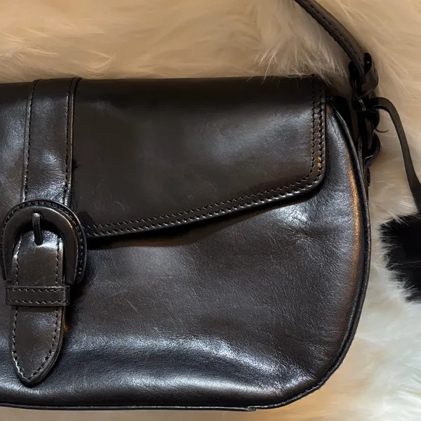 Kenneth Cole New York Sleek Black Leather Shoulder Bag - Image 10