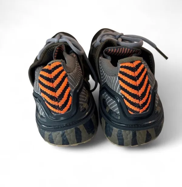 Adidas Primeblue sneakers with gray and black chevron pattern #running #chevron - Image 4