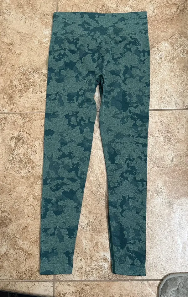 Green High Waisted Camouflage Leggings Size M - Image 5