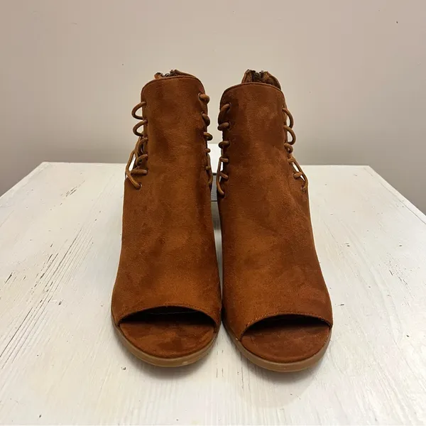 Women's Bamboo Brown Tan Suede‎ Zipper Back Lace Sides Peep Toe Heels Size 9 - Image 3