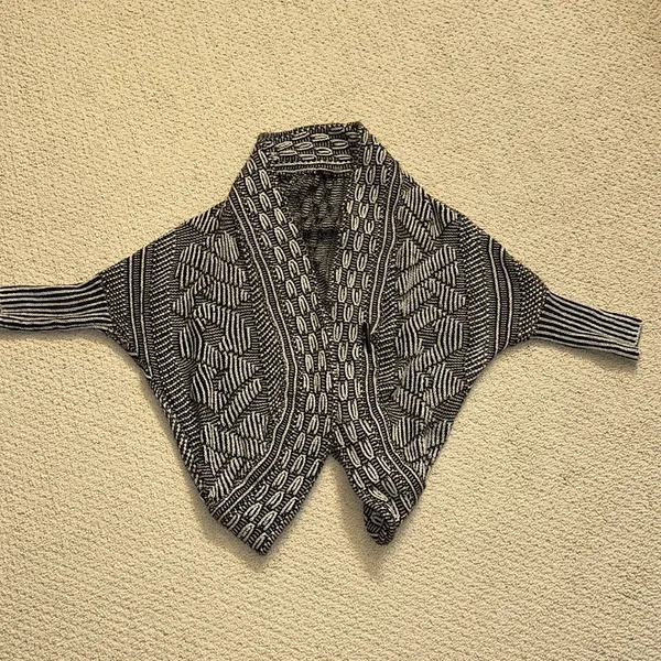 Size small 3/4 sleeve black patterned cardigan - Image 4