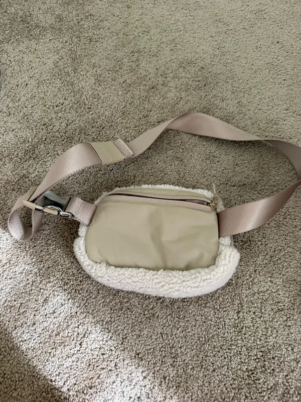 Lululemon Sherpa Belt Bag - Image 3