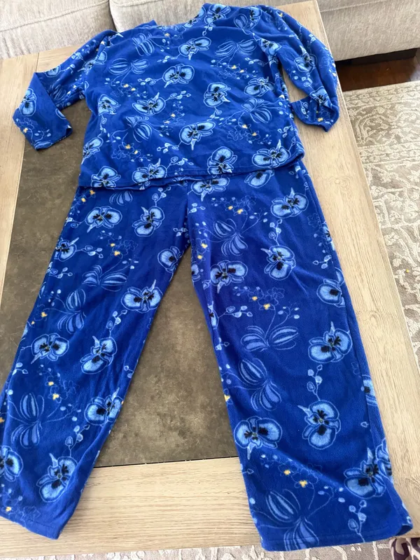Mayfair Group Micro fleece Plush V-Neck Floral Pajama Set - Royal Blue - Image 3