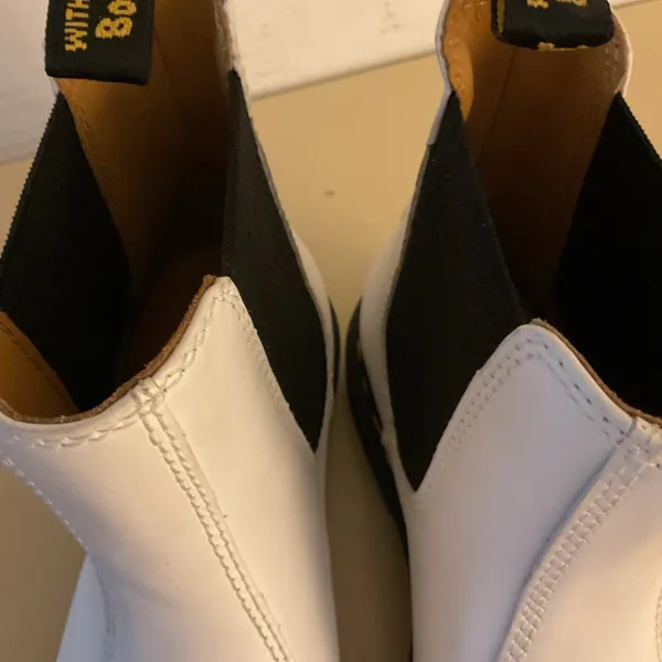 Dr. Martens women White leather Chelsea Platform Boots with Black Elastic 10 - Image 15