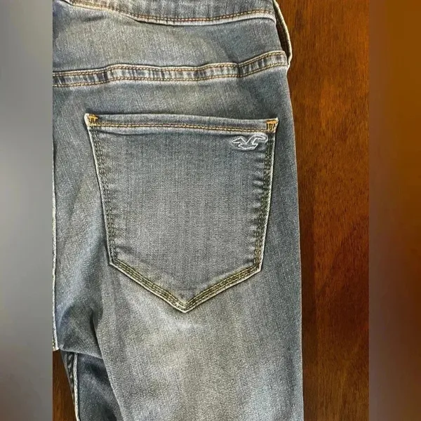 HOLLISTER ― 5 SHORT ― MID-RISE JEAN LEGGING Distressed Light Wash Jeans - Image 10