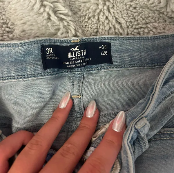Lightwash Distressed Skinny Jeans - Image 3