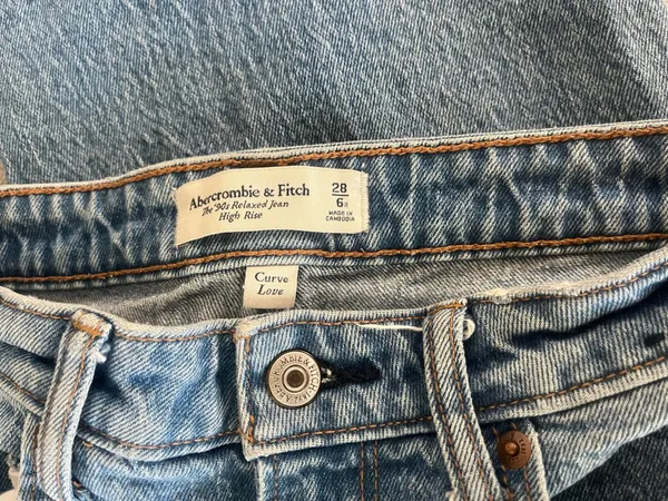 Relaxed Abercrombie 90s Jeans Curve Love High-Rise - Image 3