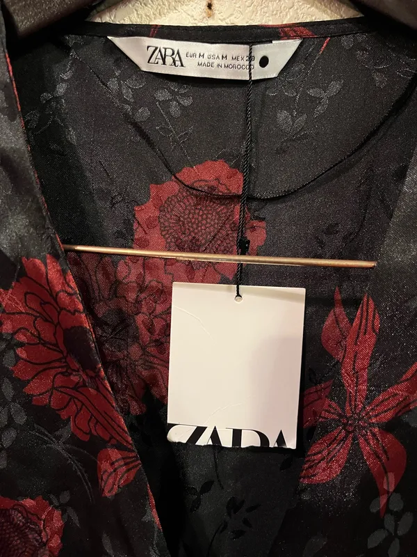 BNWT Zara Black Satin Red Floral Jacquard Mini Dress Size Medium - Image 4