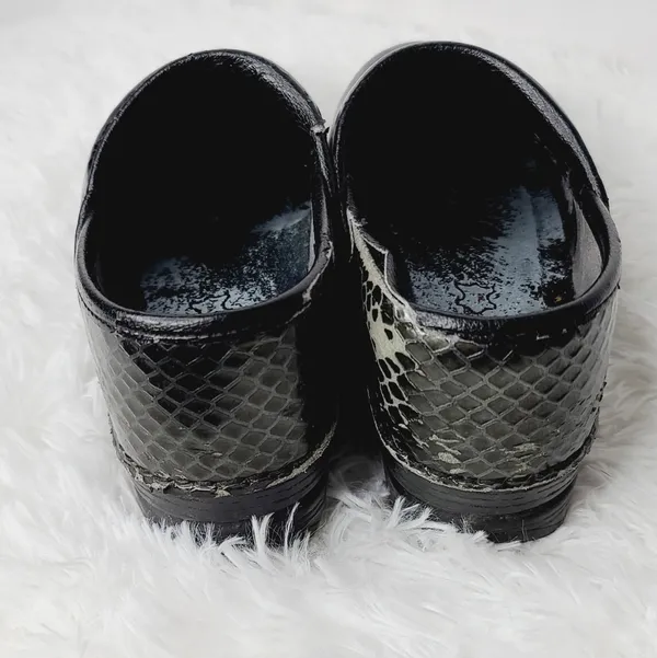 Dansko XP slip on clog walking job nursing shoes alligator print sz 6 - Image 4