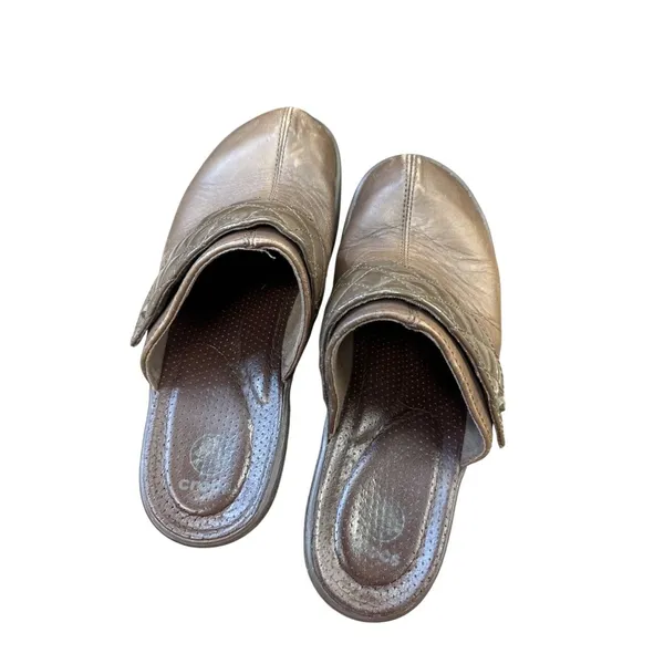 Crocs womens Brown Leather Cobbler Quilted Mules Size 7 SKU 6854 - Image 8