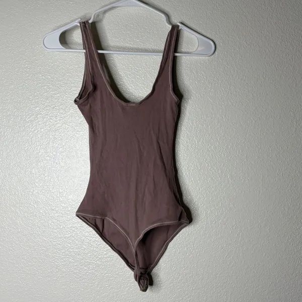 SKIMS Cotton Rib Bodysuit Mauve Brown Scoop Neck Sleeveless Thong Back Medium - Image 4